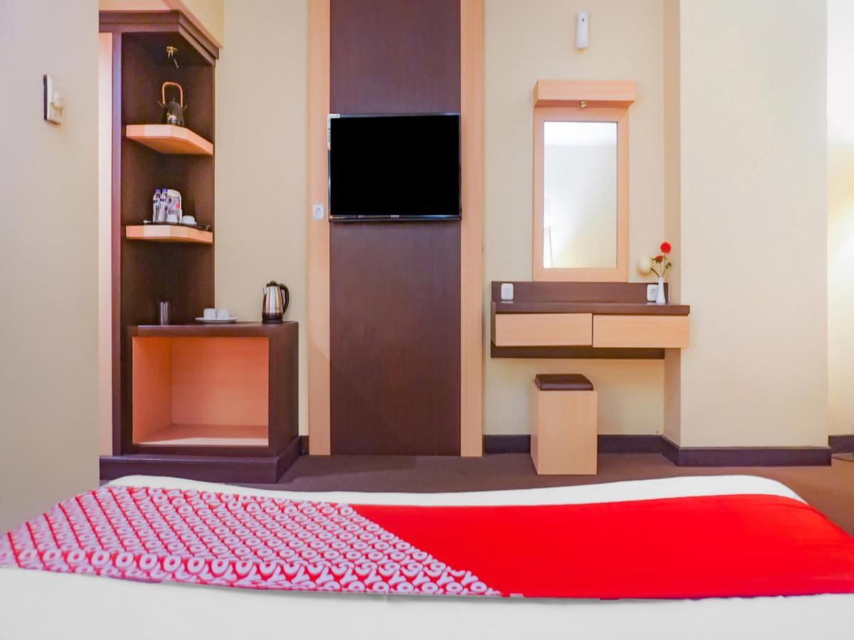 OYO 3967 Hotel Pantai Wisata Makassar Bagian luar foto