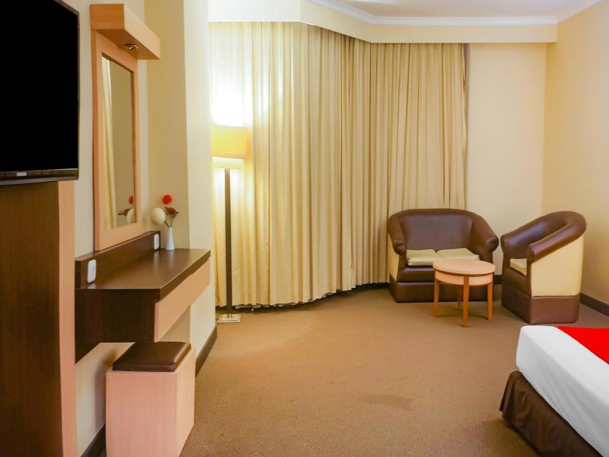 OYO 3967 Hotel Pantai Wisata Makassar Bagian luar foto